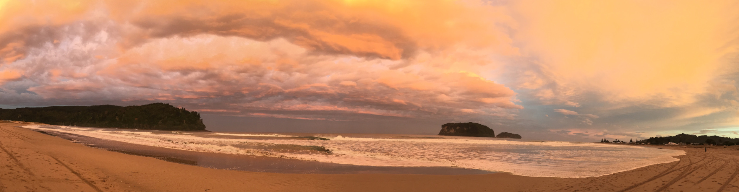 Buchung | Kiesiel: Foto eines leuchtenden Sonnenuntergangs an der Nordostseite der Coromandel-Halbinsel von Nord-Neuseeland als Symbol für die Sitzungsreise